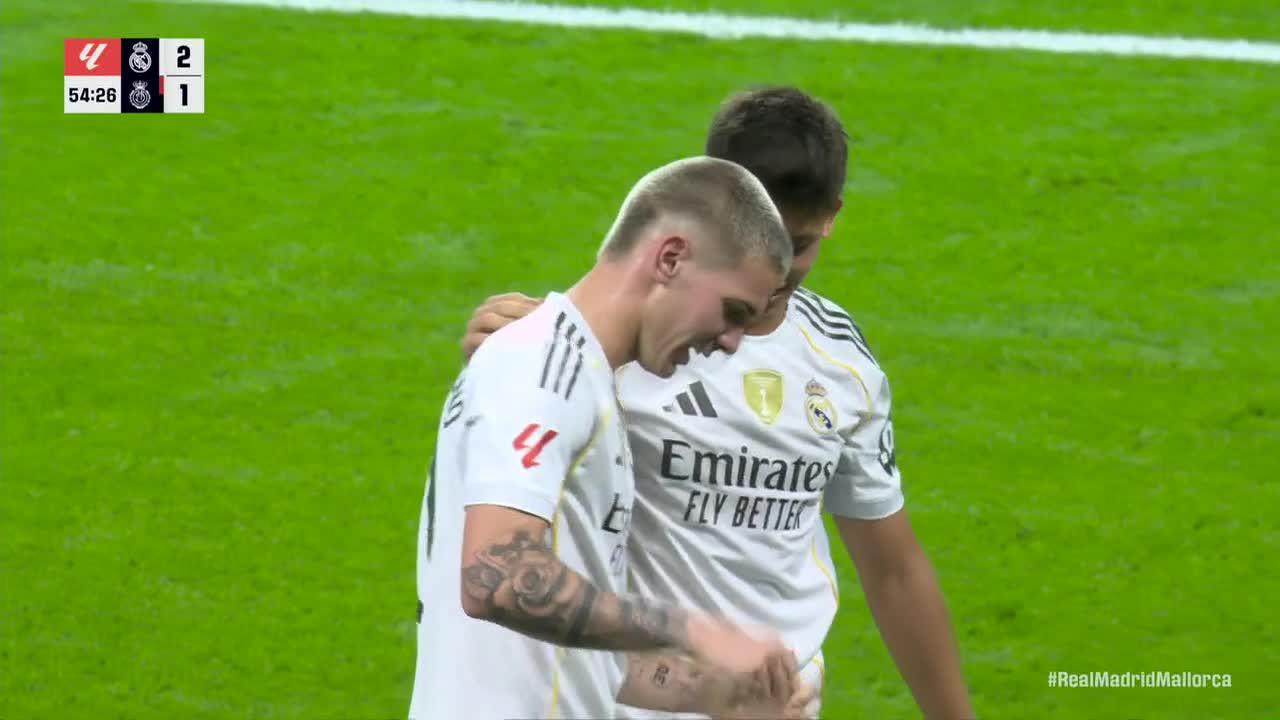 Leonardo Román makes a great save