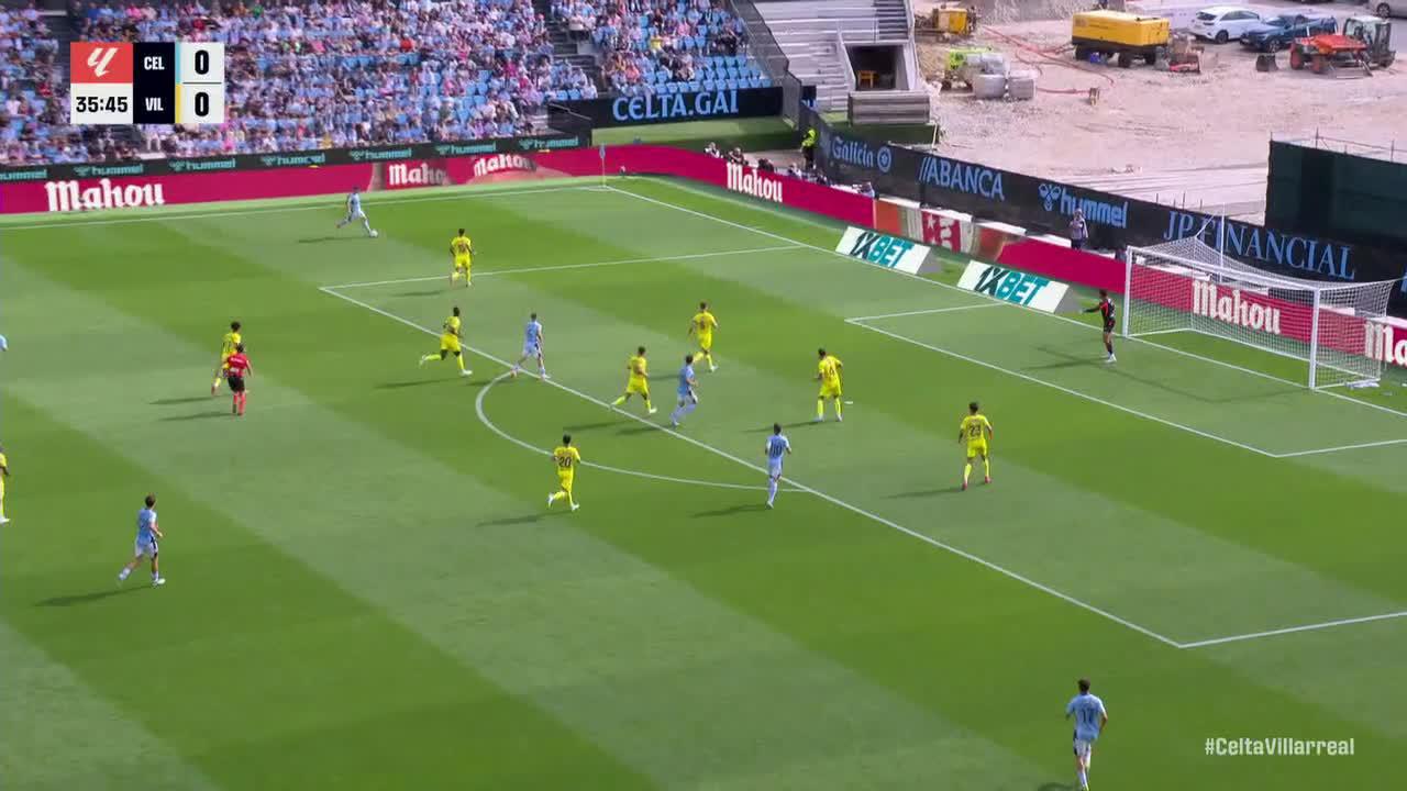 Luiz Júnior makes a great save