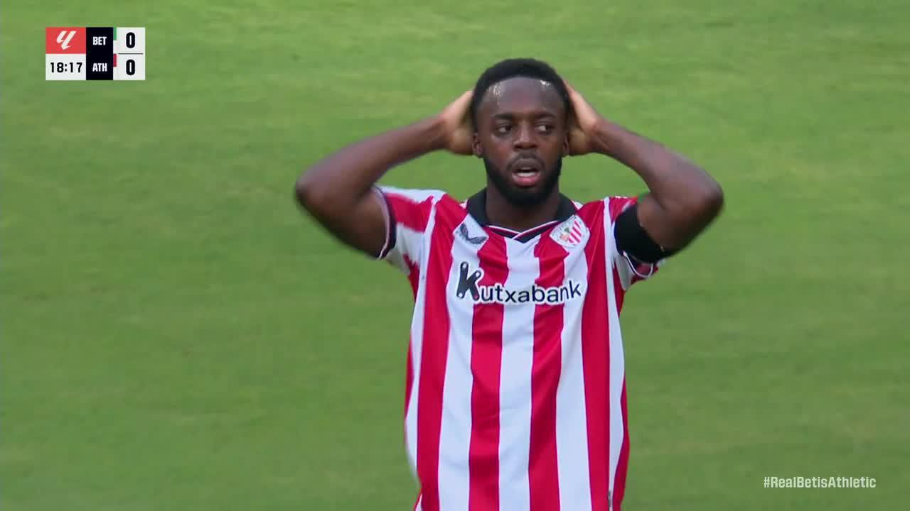 Álvaro Vallés makes a great save