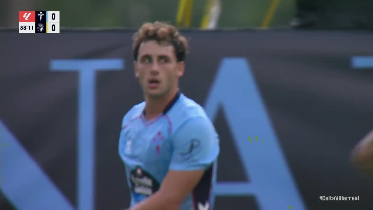 Luiz Júnior makes a great save