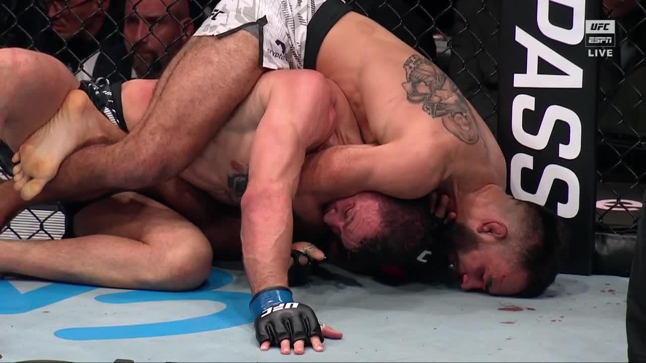 Benoit Saint-Denis' victory via rear-naked choke drives French crowd wild