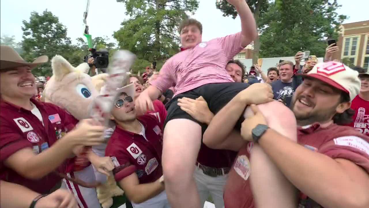 Oklahoma student nails FG to win $200,000 on 'College GameDay'