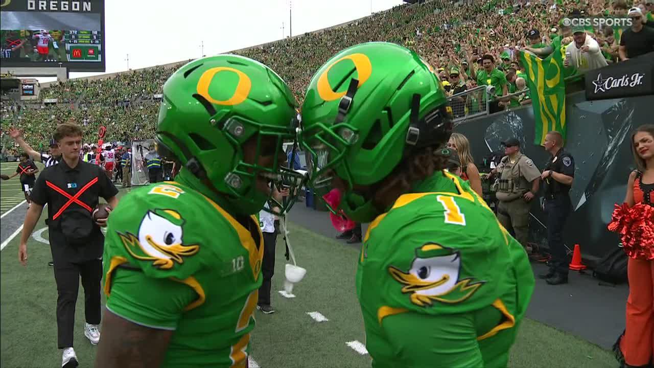 Dakorien Moore scores his 2nd TD for Oregon
