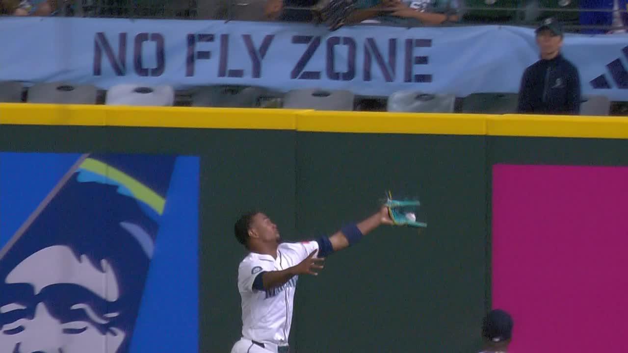 Julio Rodriguez covers a ton of ground to make a great catch