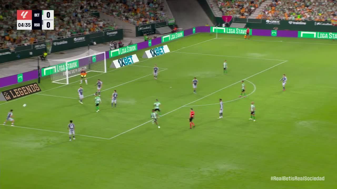 Álex Remiro makes a great save