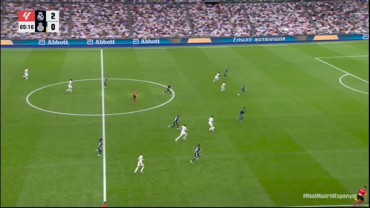 Vinícius Júnior hits the woodwork