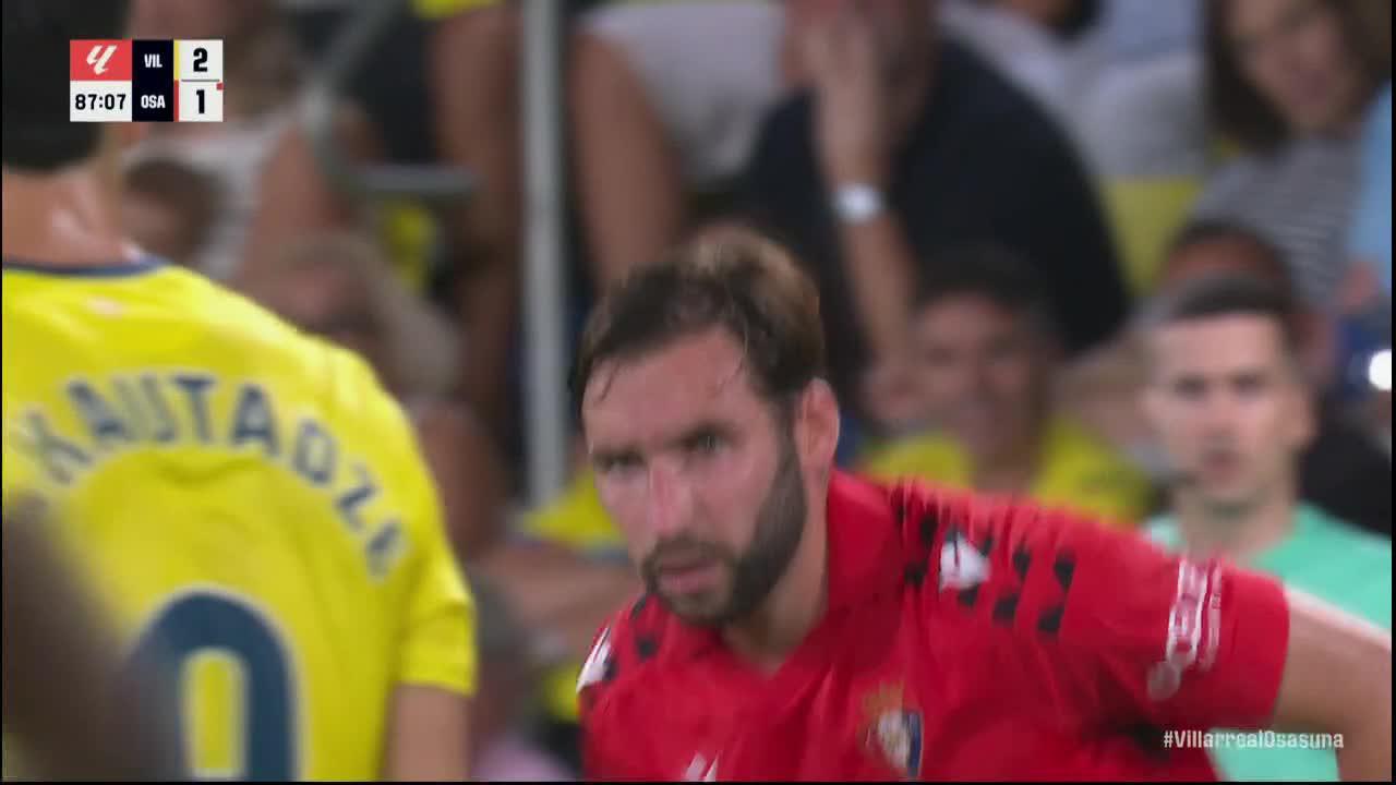 Luiz Júnior makes a great save