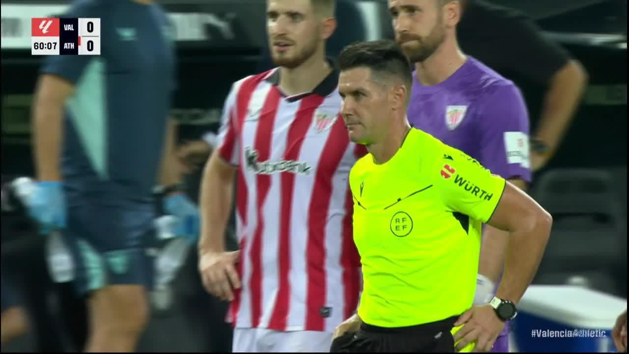 Dani Vivian gets sent off vs. Valencia