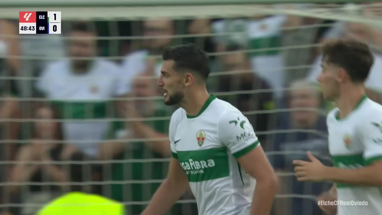 Aarón Escandell makes a great save