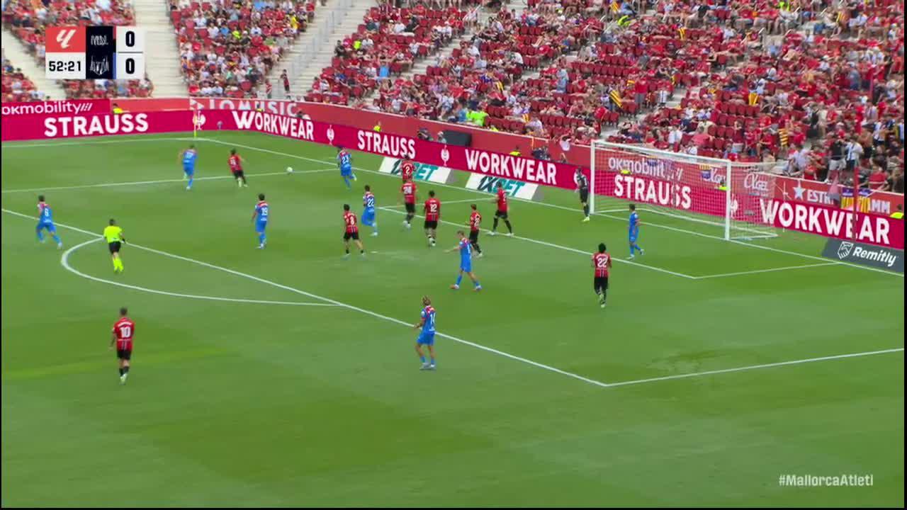 Leonardo Román makes a great save