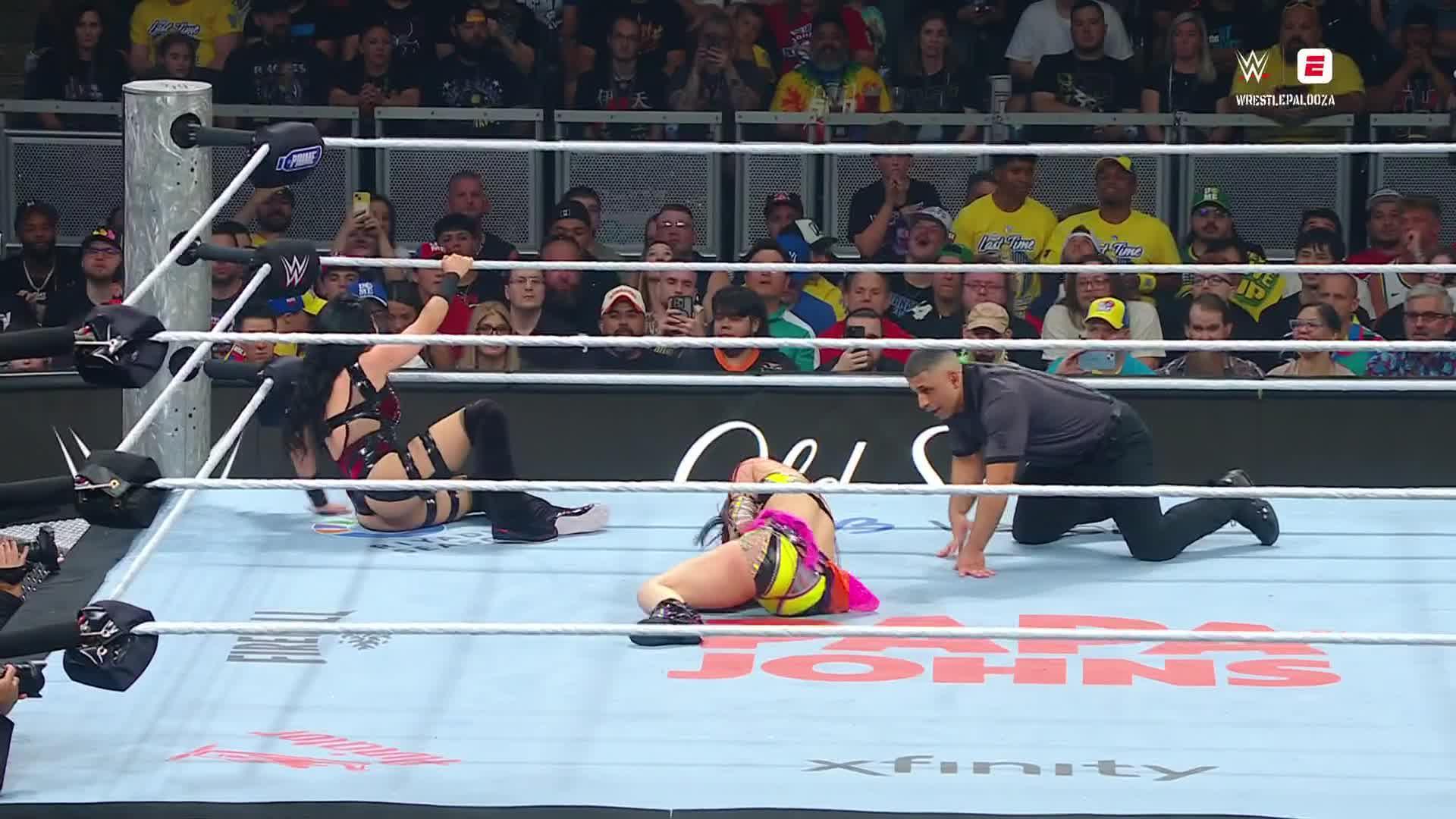 Stephanie Vaquer receives standing ovation after winning title