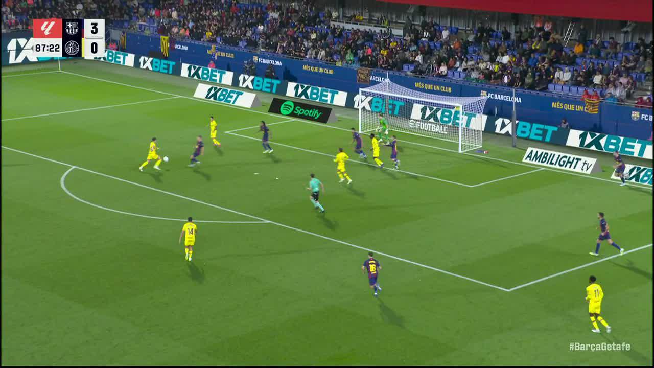 Joan García makes a great save