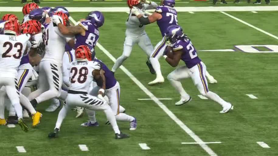 Jordan Mason dashes in for Vikings TD