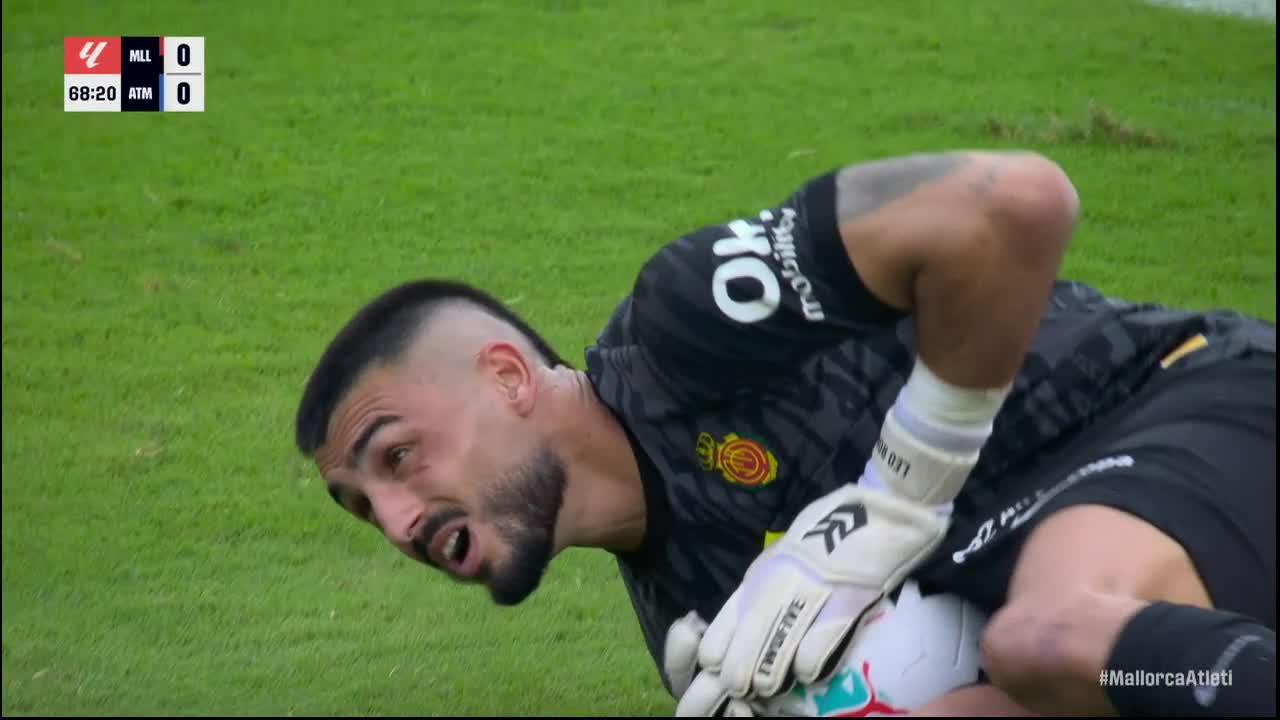 Leonardo Román makes a great save