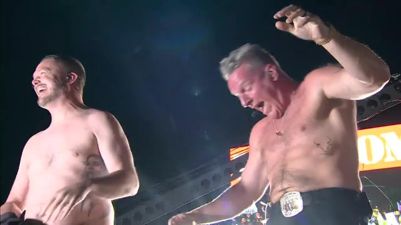 Pat McAfee and Dan Lanning rip off their shirts and fire up the Oregon crowd