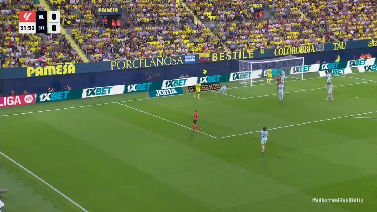 Pau López makes a great save