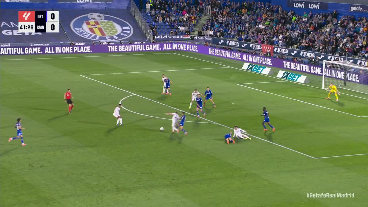 David Soria makes a great save to deny Real Madrid