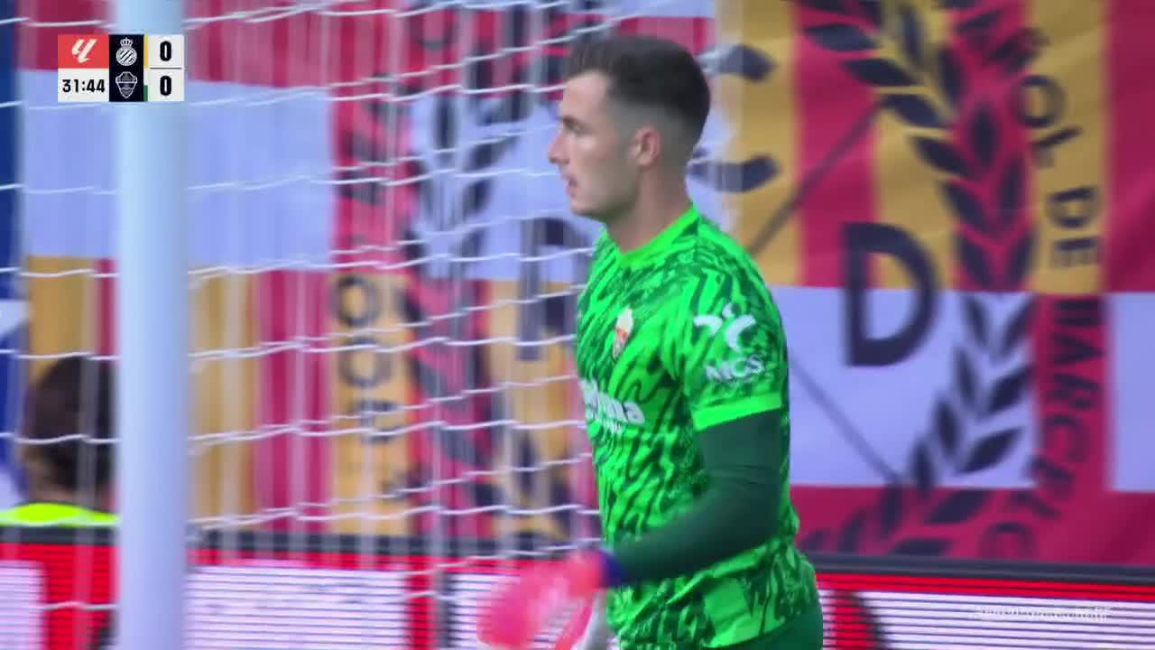 Iñaki Peña with a nice save vs. Elche