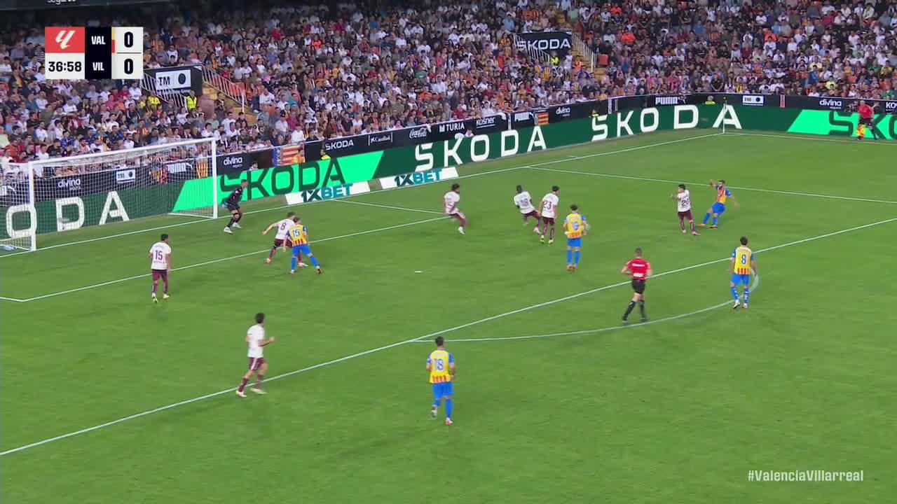 Luiz Júnior with a nice save vs. Villarreal