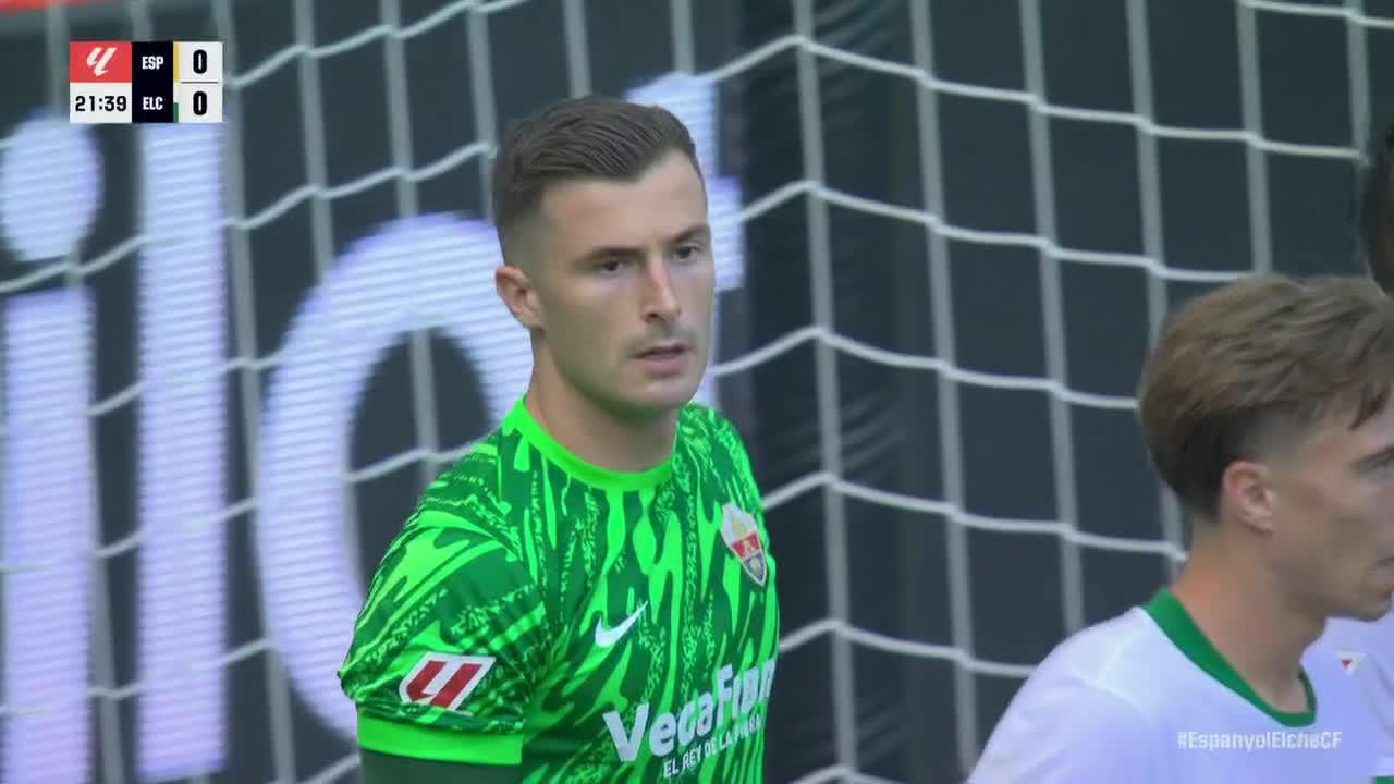 Iñaki Peña with a nice save vs. Elche