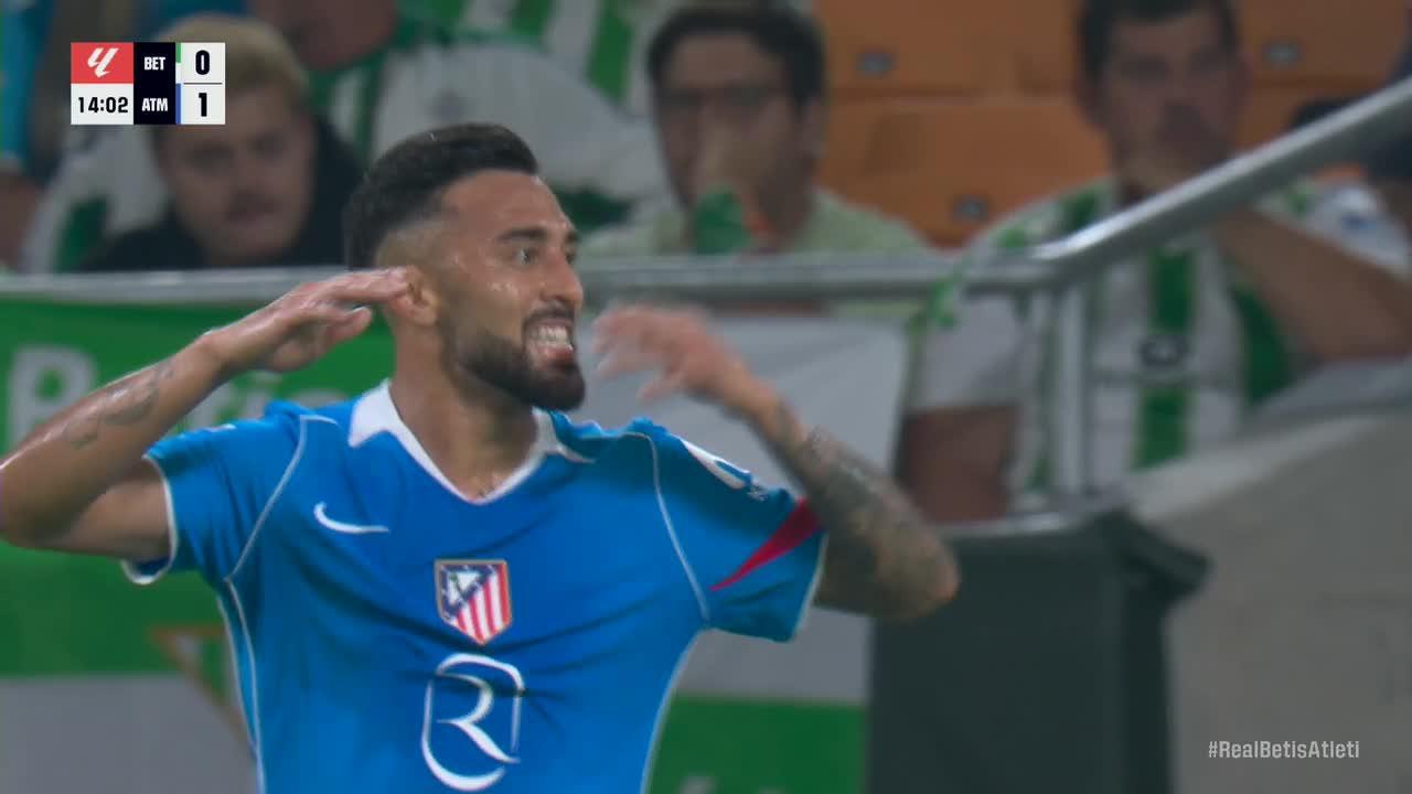 Pau López with a nice save vs. Real Betis