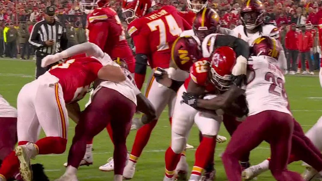 Kareem Hunt punches it in for a Chiefs TD