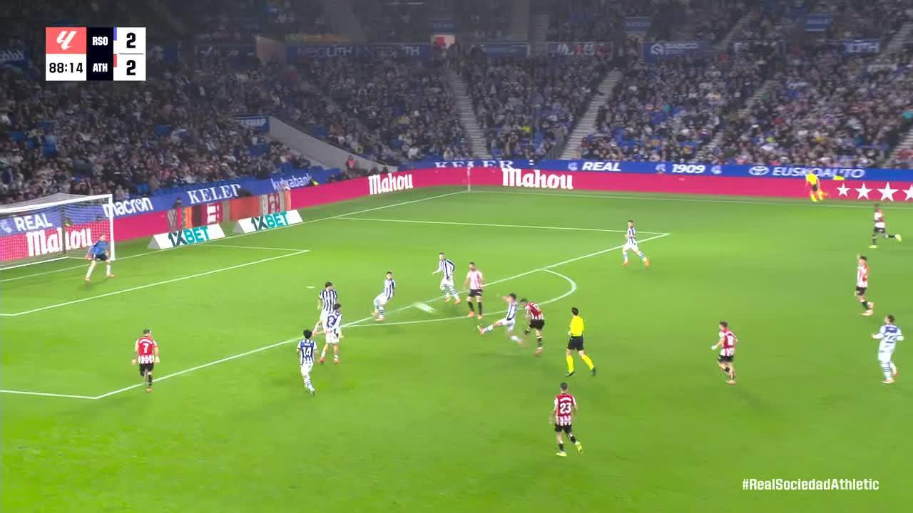 Álex Remiro makes a great save