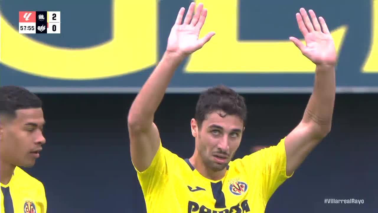 Santi Comesaña slots in the goal for Villarreal