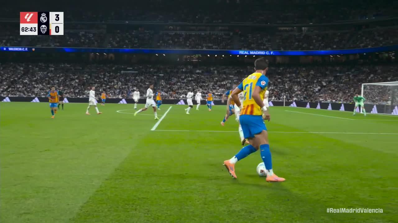 Thibaut Courtois denies Real Madrid with save