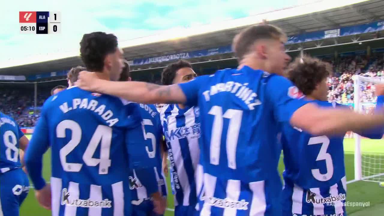 Denis Suárez slots in the goal for Alavés