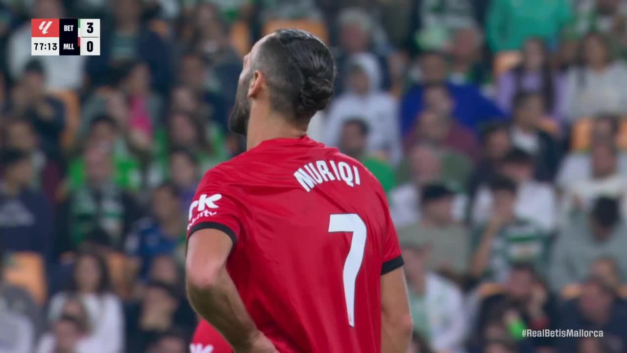 Álvaro Vallés makes a great save