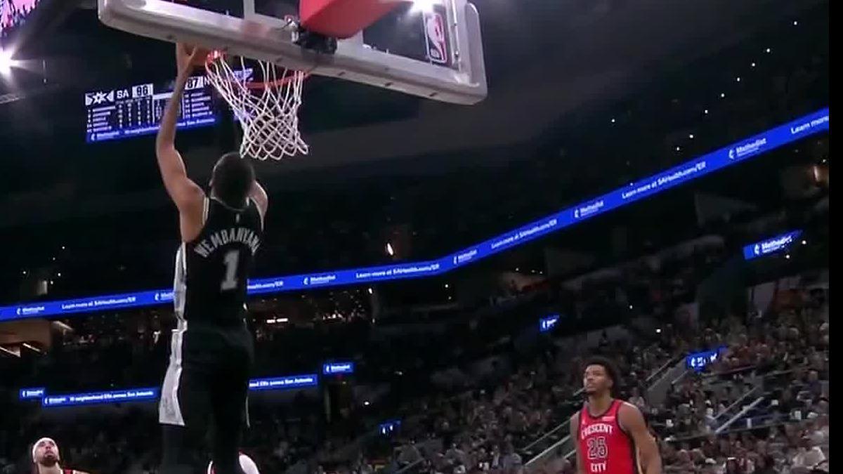 Wemby throws down reverse alley-oop