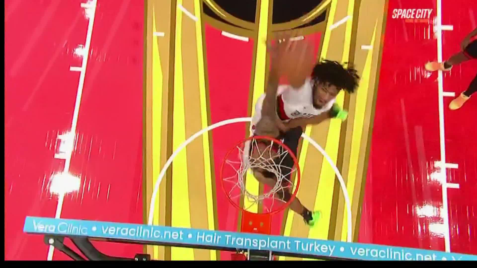 Shaedon Sharpe throws down poster dunk on Jabari Smith Jr.