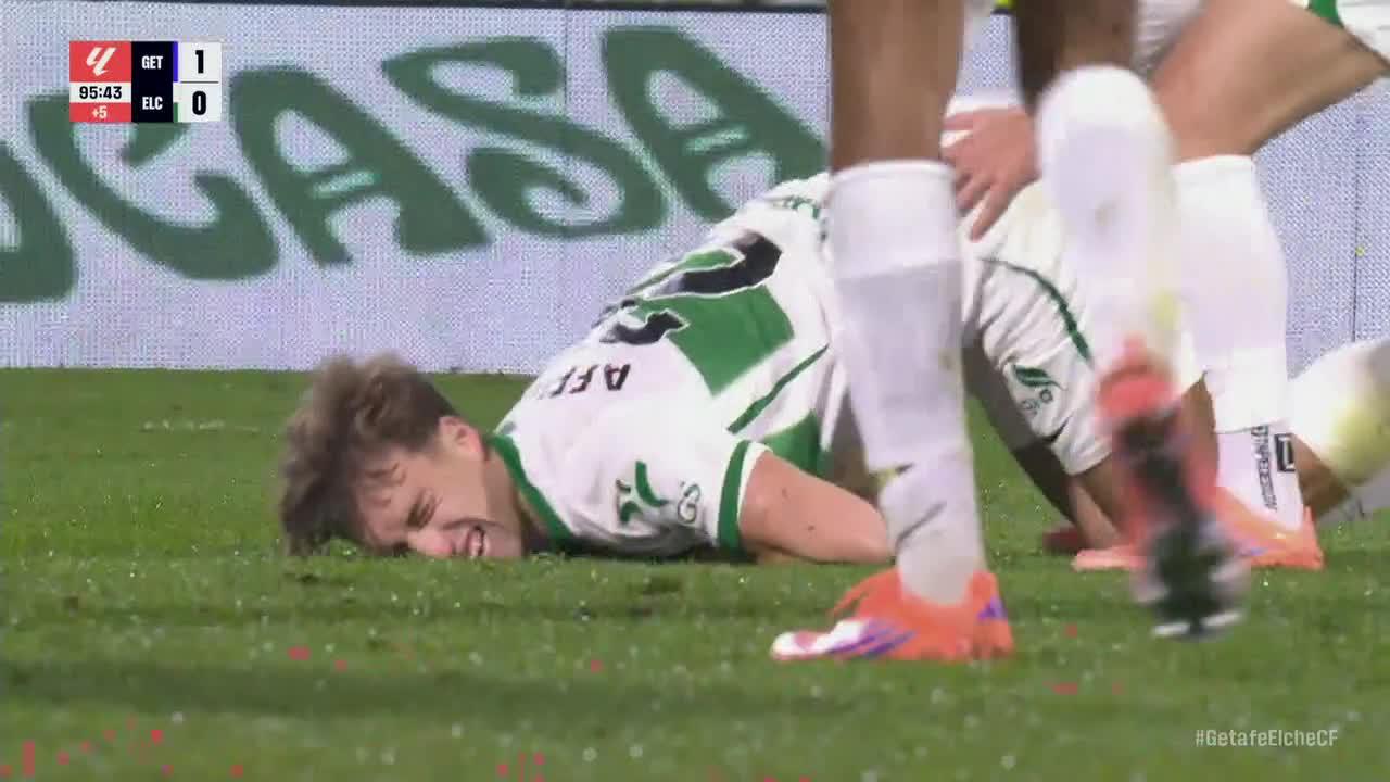 David Soria makes a nice stop