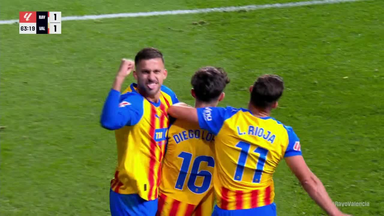 Diego López slots in the goal for Valencia