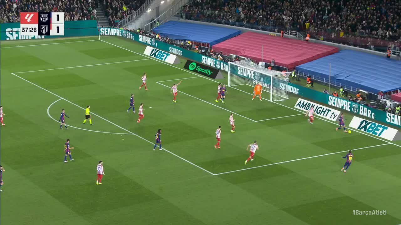 Jan Oblak with a nice save vs. Barcelona