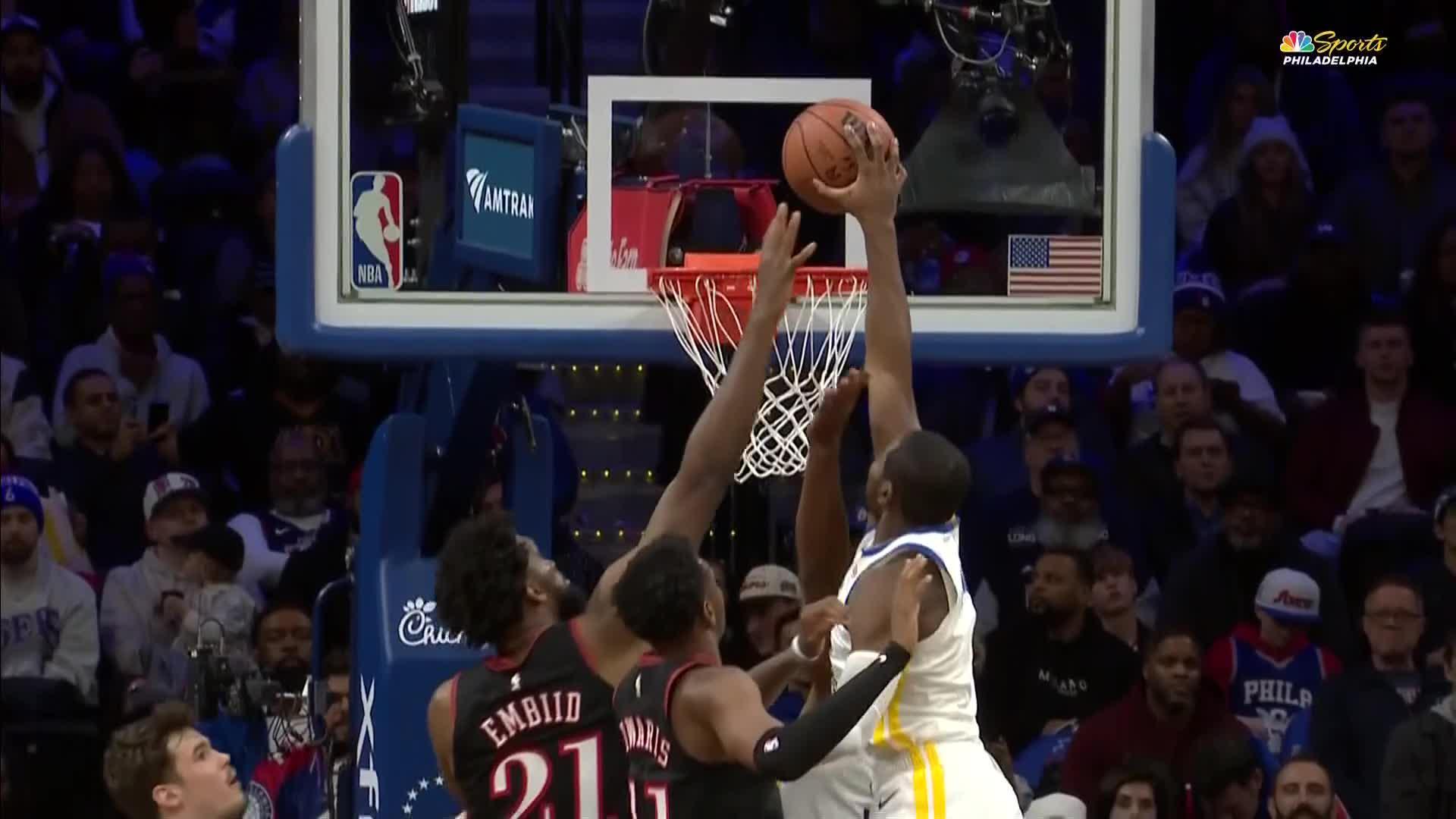 Kuminga rocks the rim with powerful putback slam