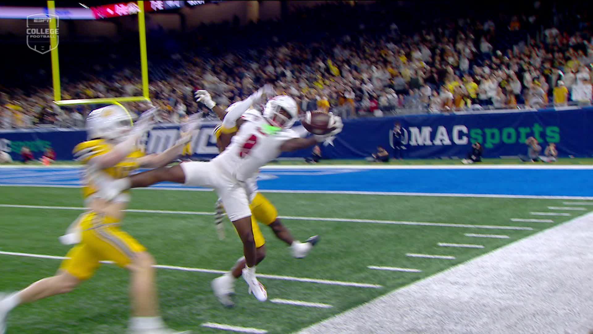 Kam Perry makes an incredible one-handed catch for Miami (OH)