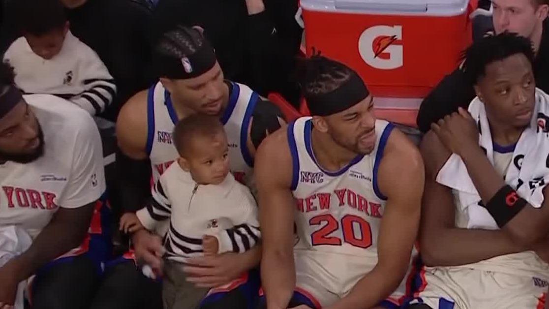 Josh Hart hilariously hands off his kid to Mitchell Robinson after getting subbed in
