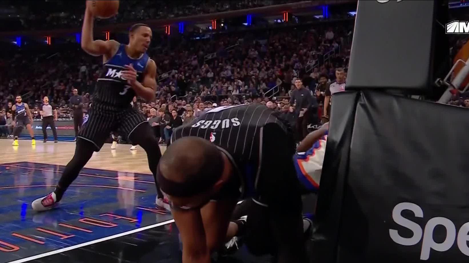 Desmond Bane receives technical foul after throwing ball at OG Anunoby