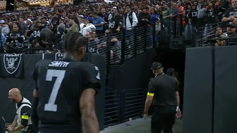 Geno Smith departs for locker room after big hit